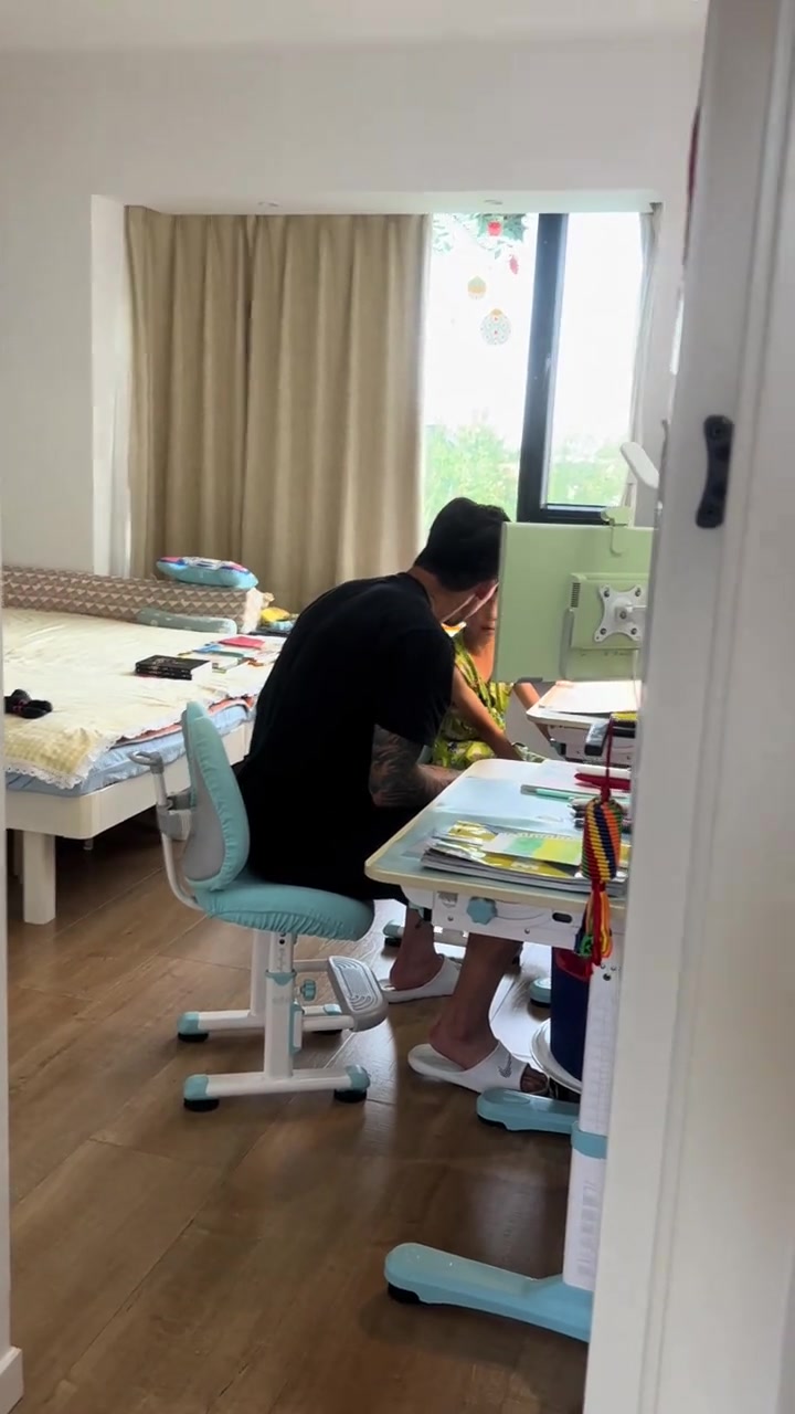 张琳芃辅导作业遇挫：国家队防线难挡数学题