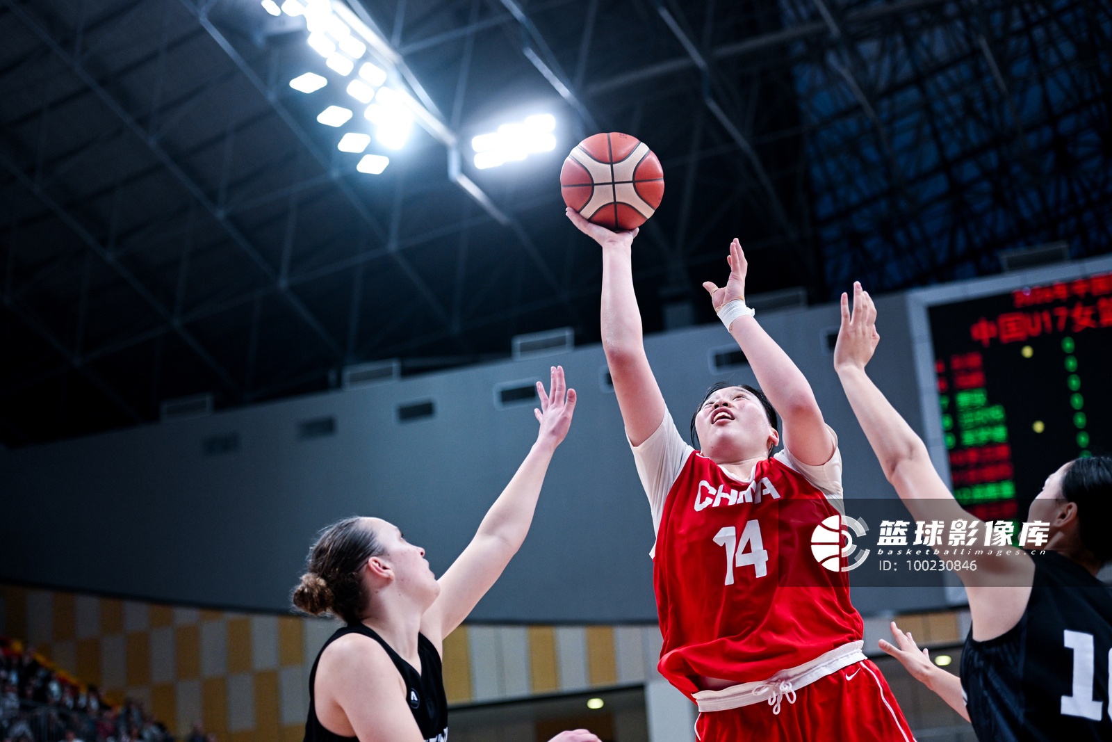 半场5分6板3前板，庞云舒替补成U17女篮唯一亮点