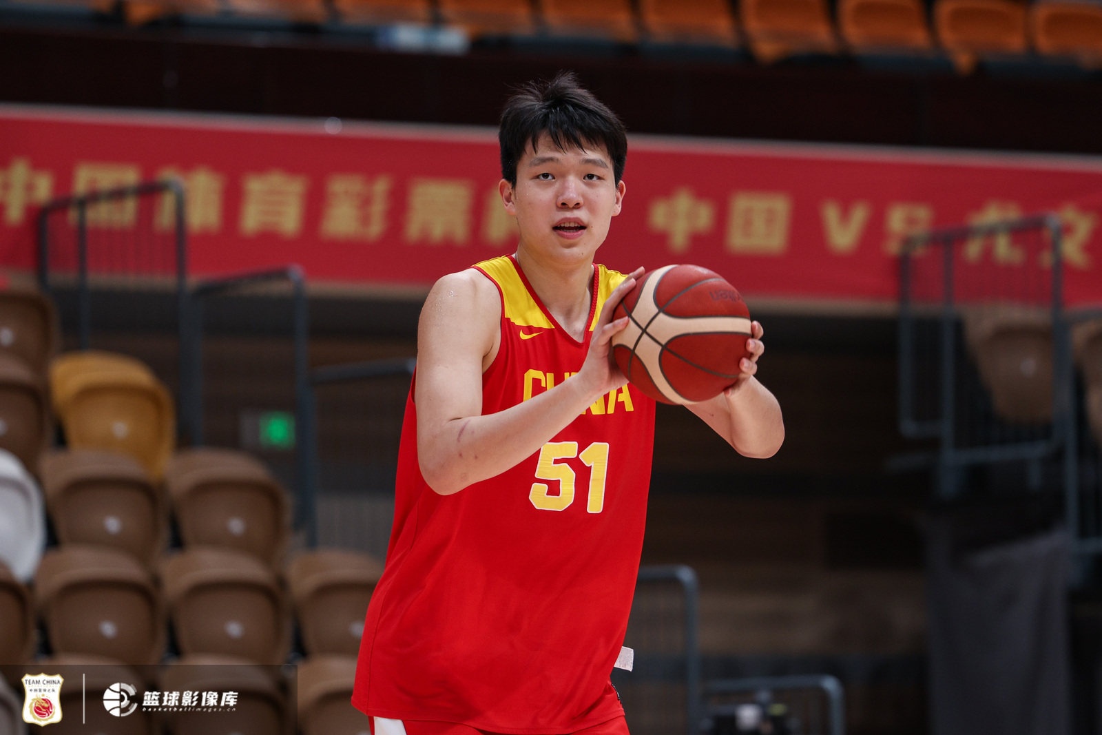 解说:今晚是一场很不错的准备赛 目的除了取胜还要演练战术配合 解说:今晚是一场很不错的准备赛 目的除了取胜还要演练战术配合