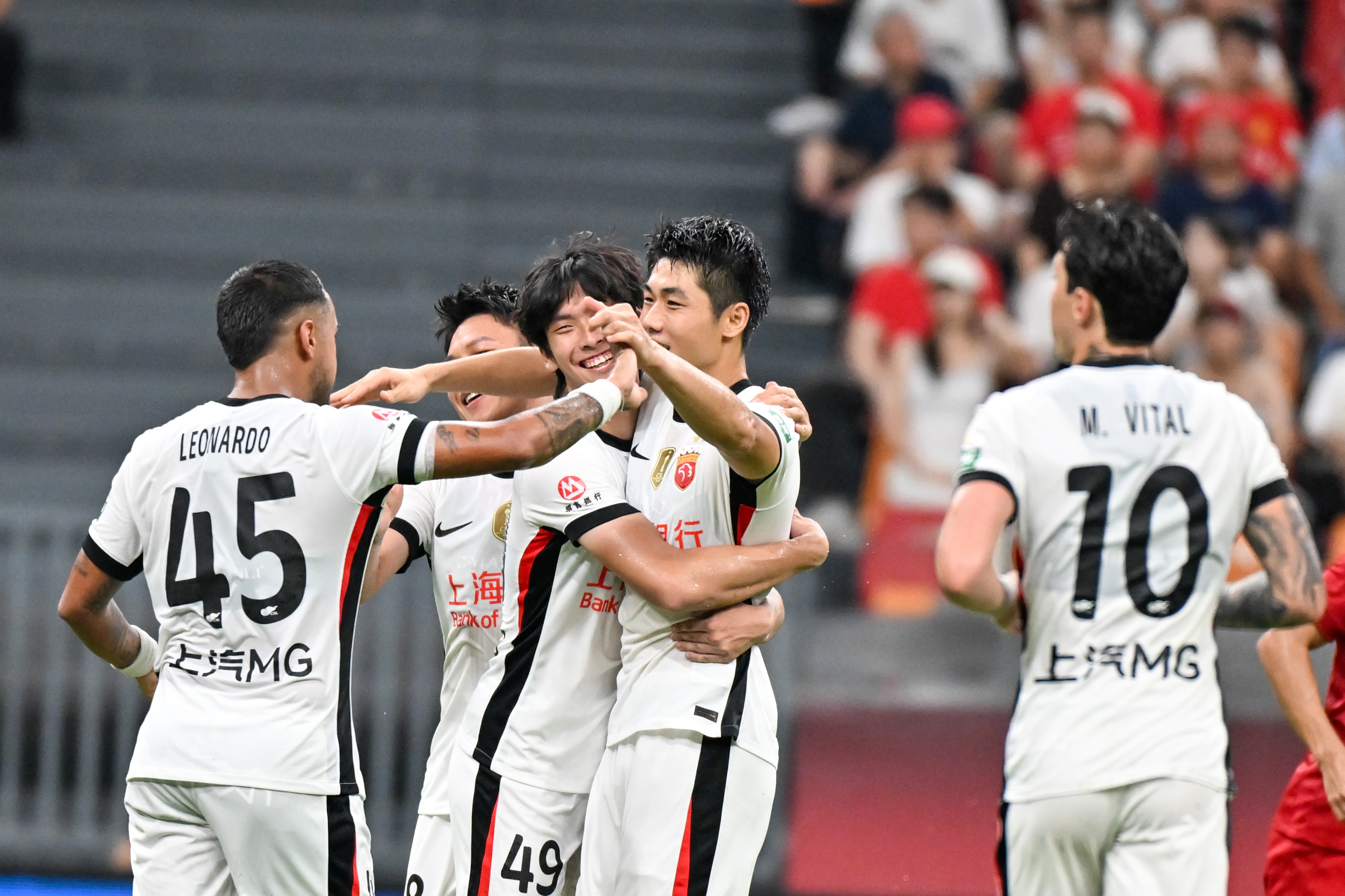足球报:海港熬过“魔鬼八月” 人员调配依然是球队最大的课题